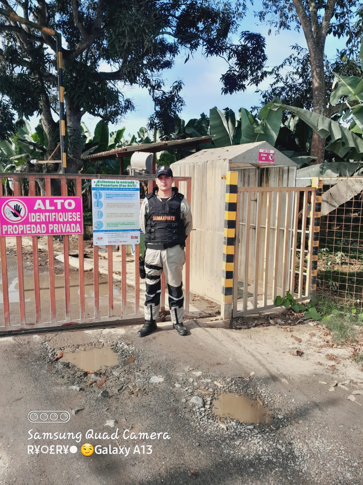 Control de acceso perimetral en propiedad privada con cartel ALTO Identifíquese
